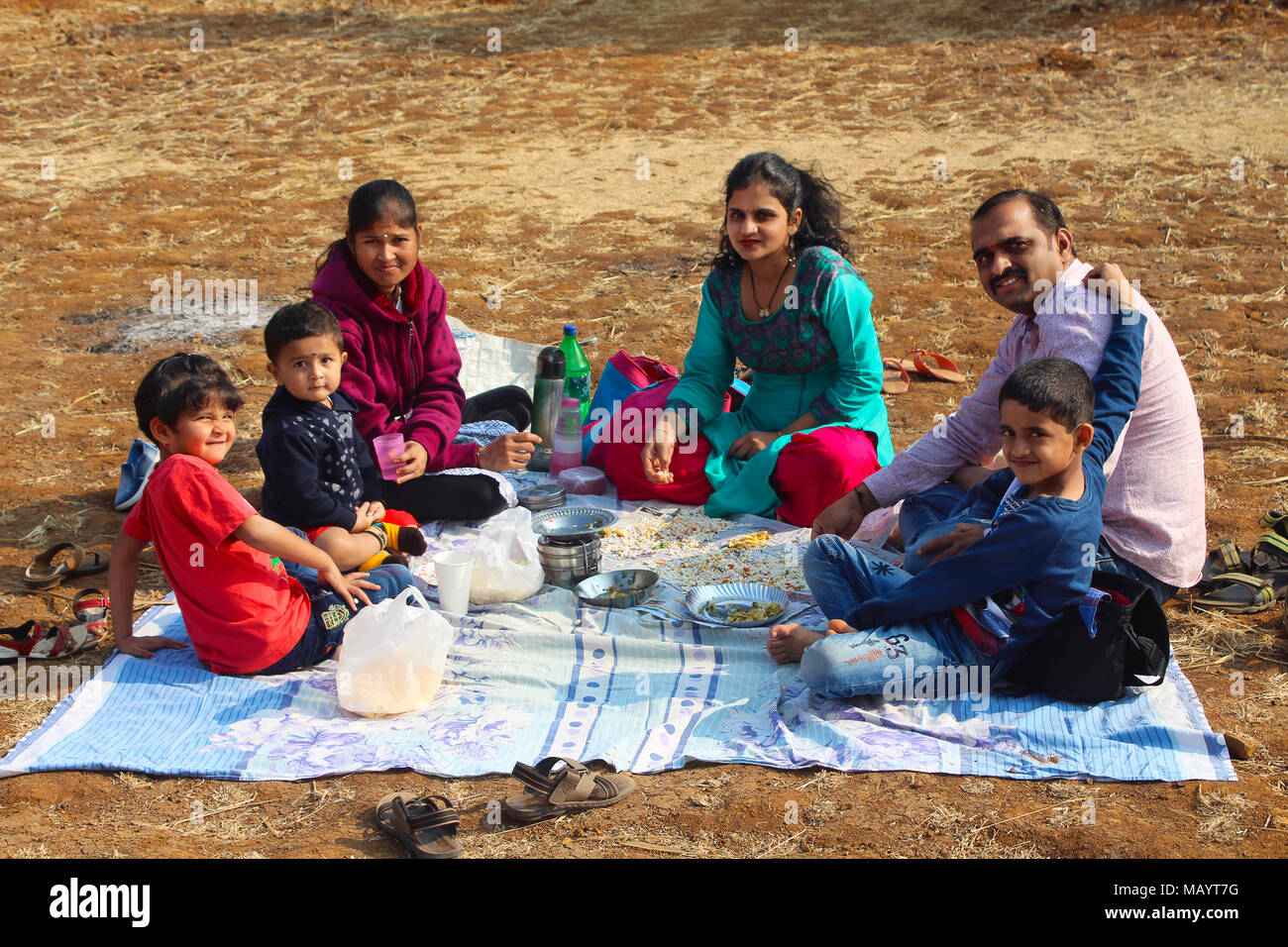 Famille indienne le petit-déjeuner à l'ferme près de Tamihini ghat à Pune Banque D'Images
