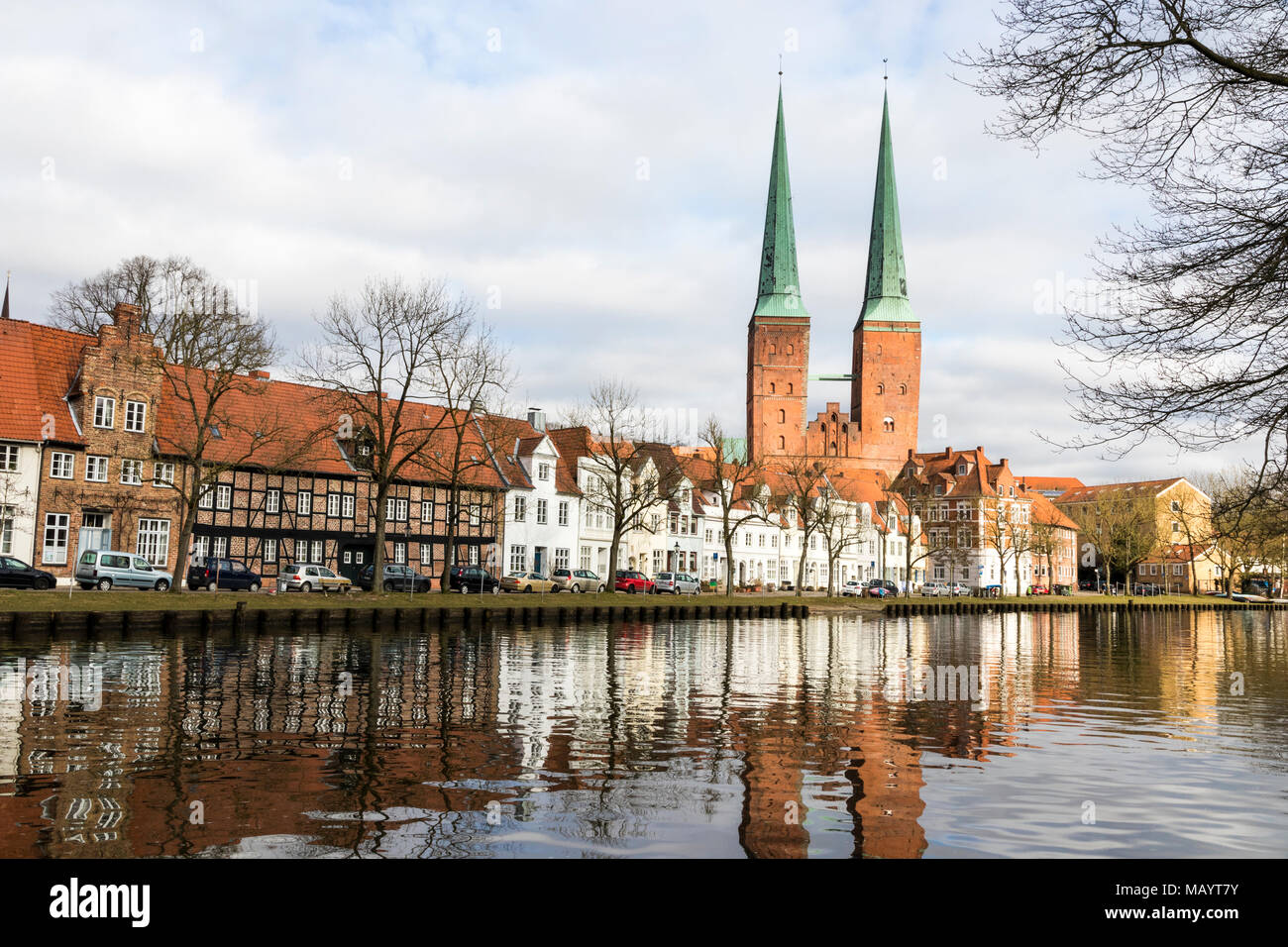 Lübeck, Allemagne. Vues de la cathédrale de Lübeck (Dom zu Lübeck, Lubecker Dom) compte dans la rivière Trave. Un site du patrimoine mondial depuis 1987 Banque D'Images