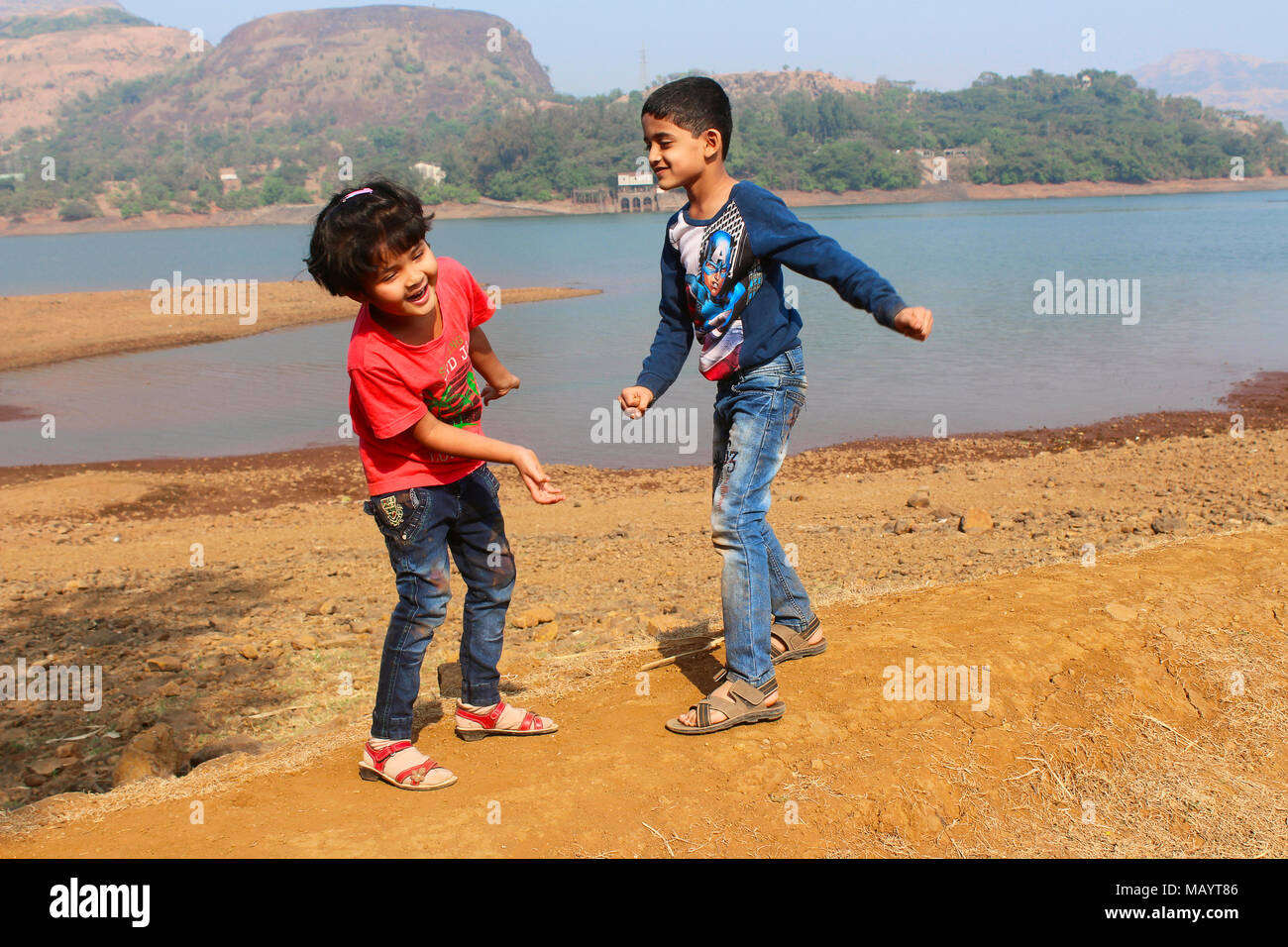 Petit garçon et fille jouer ensemble à Tamhini ghat à Pune Banque D'Images