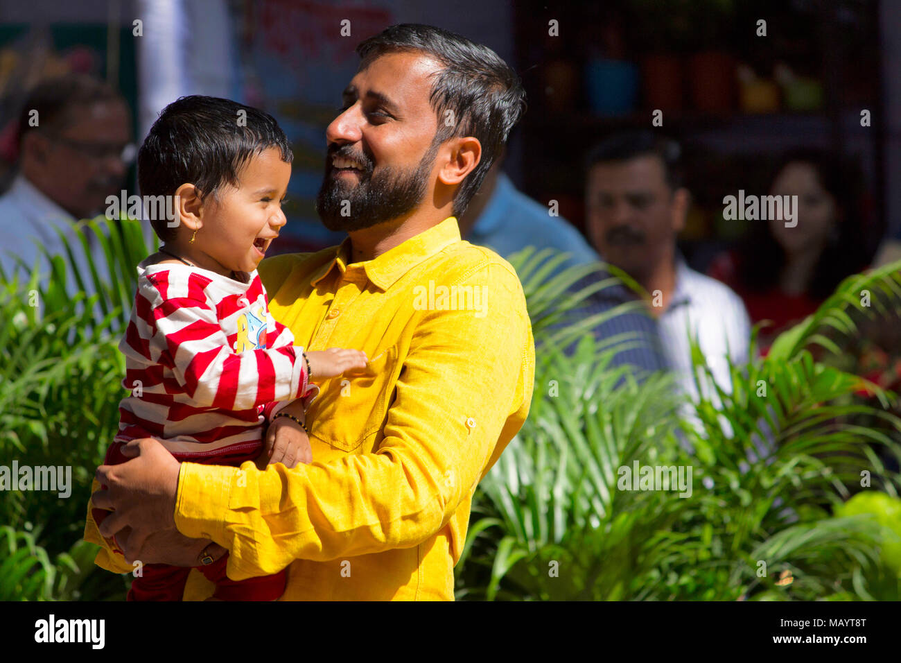 Jeune Indien homme et fils smiling, Empress garden à Pune Banque D'Images