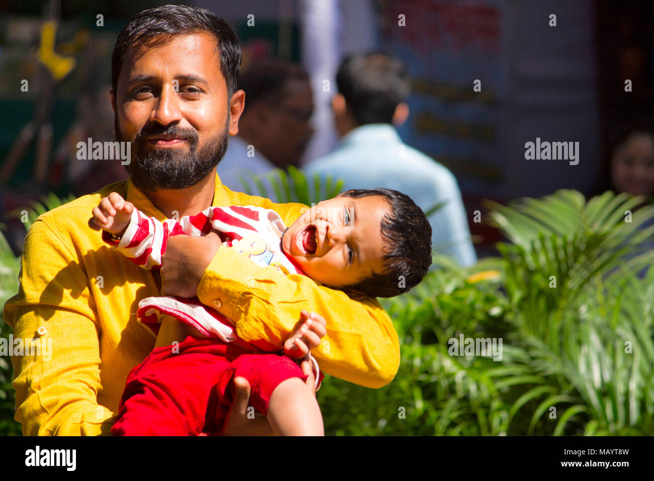 Jeune homme jouant avec son fils, Empress garden à Pune Banque D'Images