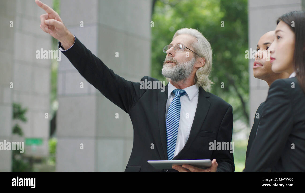 Caucasian businessman pointant vers le haut avec le doigt Banque D'Images