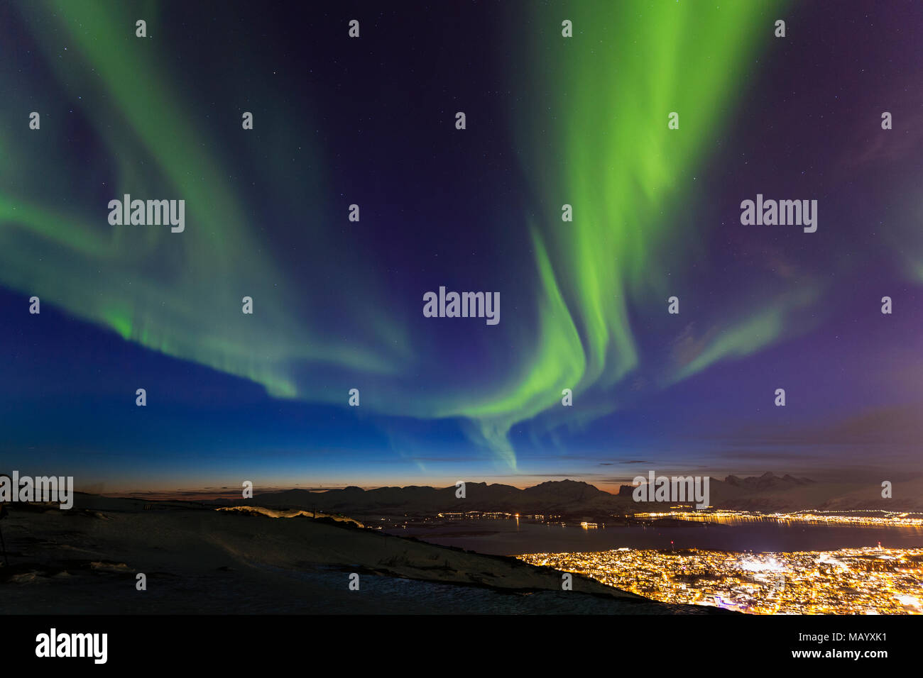 Northern Lights sur Tromso, vue de la montagne Storsteinen, Fjellheisen, Tromso, Norvège Banque D'Images