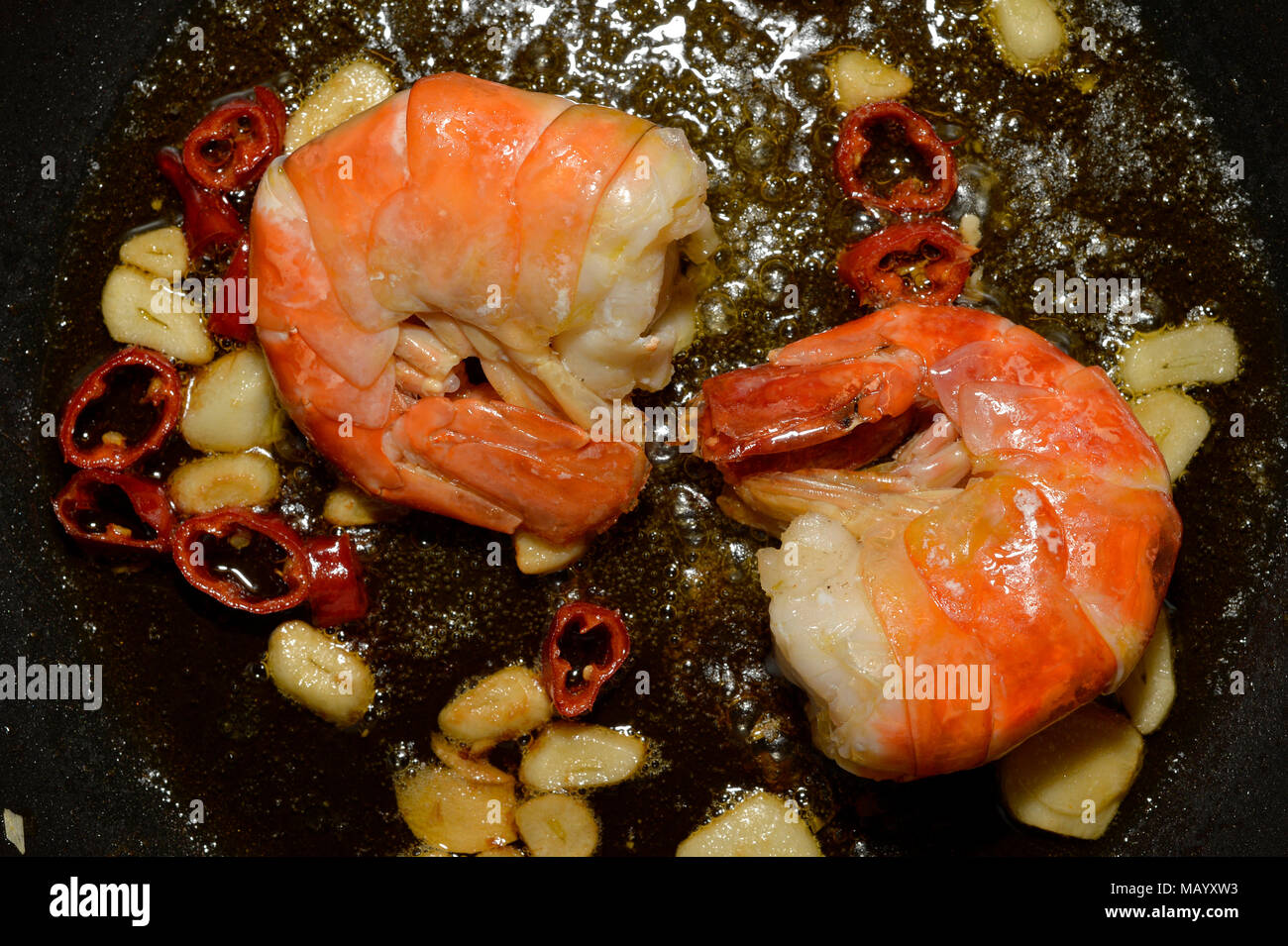 Gambas à l'ail et le piment dans une casserole, Lanzarote, îles Canaries, Espagne Banque D'Images