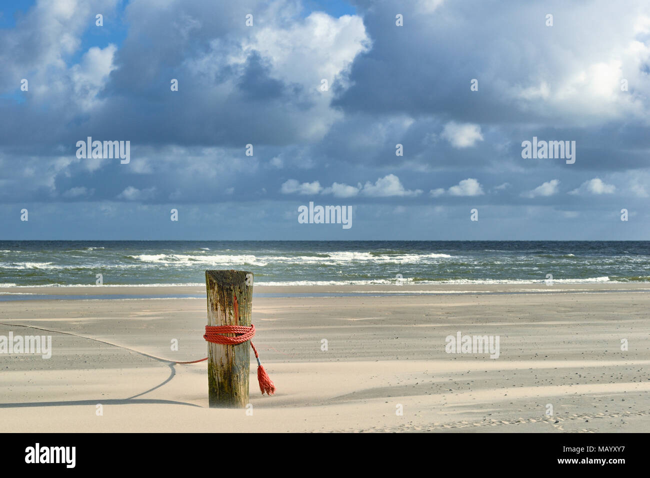 Pieux limite pour une zone de baignade surveillée à l'East Beach White Dune dans le vent fort, Norderney, îles de la Frise Orientale Banque D'Images