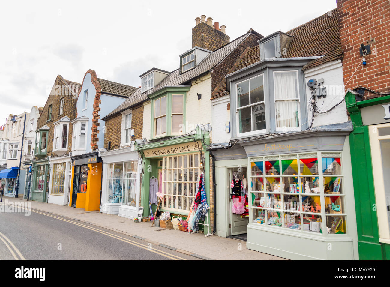 Petits commerces sur la rue principale de Whitstable, Kent, UK Banque D'Images