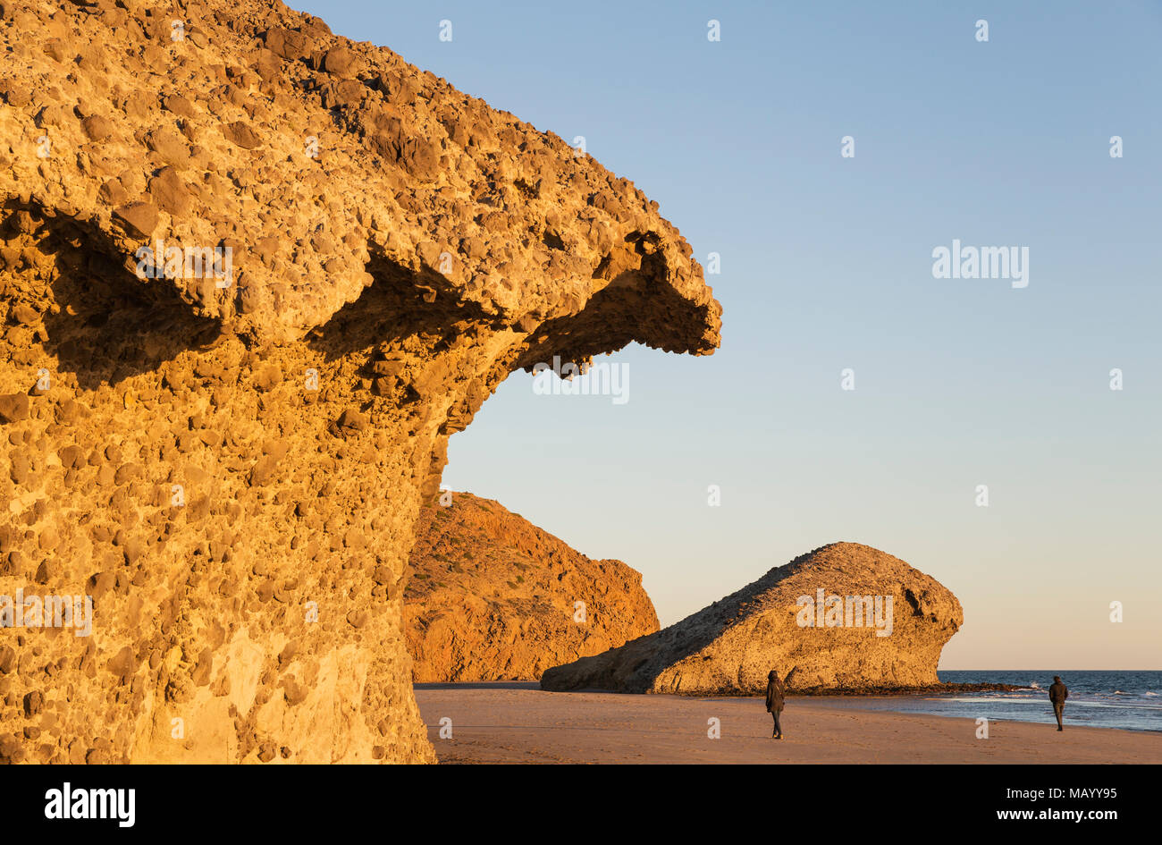 Langues de lave fossilisée et murs à la plage Playa del Monsul, réserve naturelle de Cabo de Gata-Nijar, la province d'Almeria, Andalousie Banque D'Images