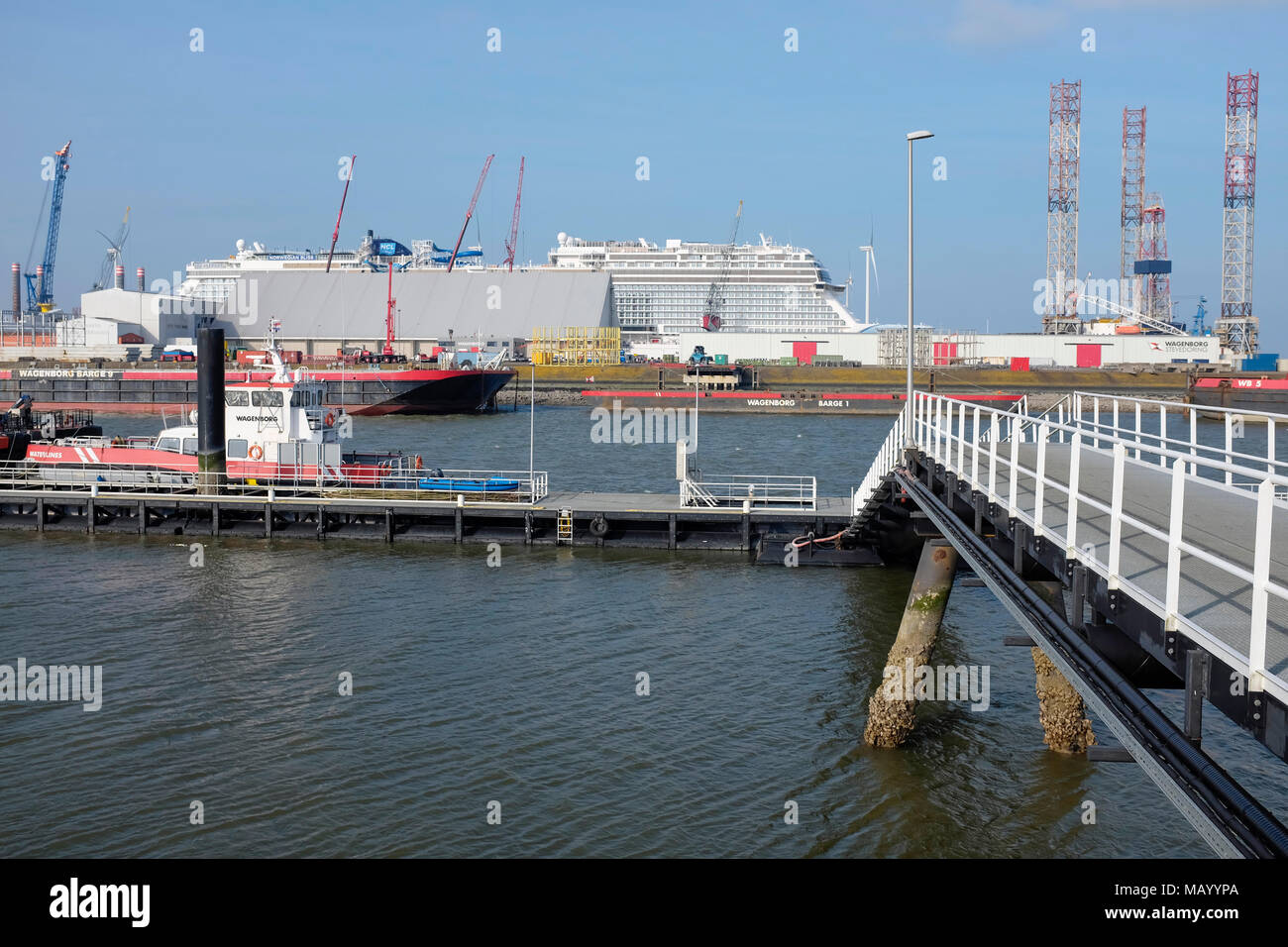 Bateau de croisière norvégien Bliss construction finale de réception fonctionne en Port à Eemshaven, aux Pays-Bas. Banque D'Images