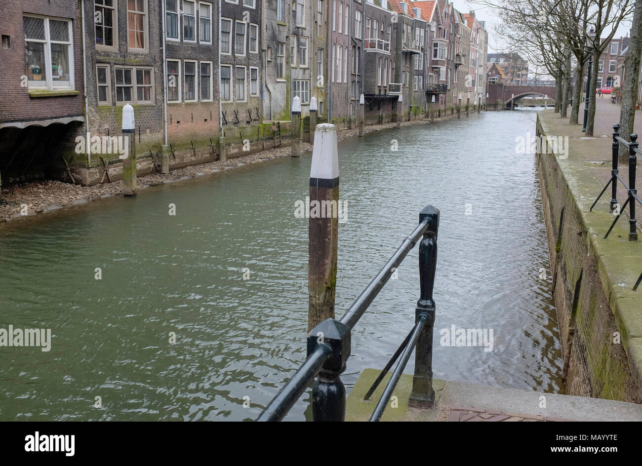 Vieux canal maisons de Dordrecht, Pays-Bas Banque D'Images