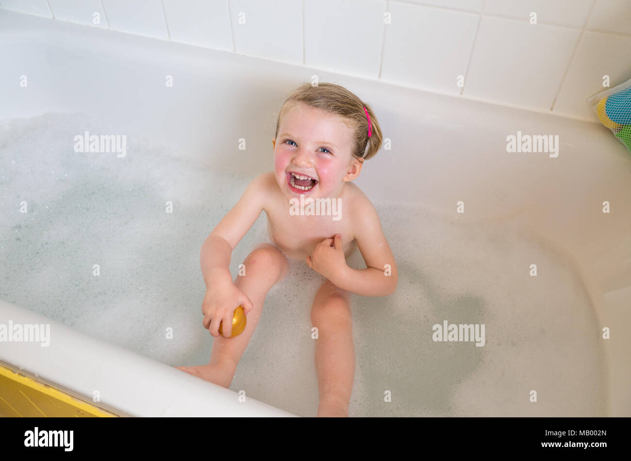Trois ans, fille d'avoir une baignoire, UK Banque D'Images