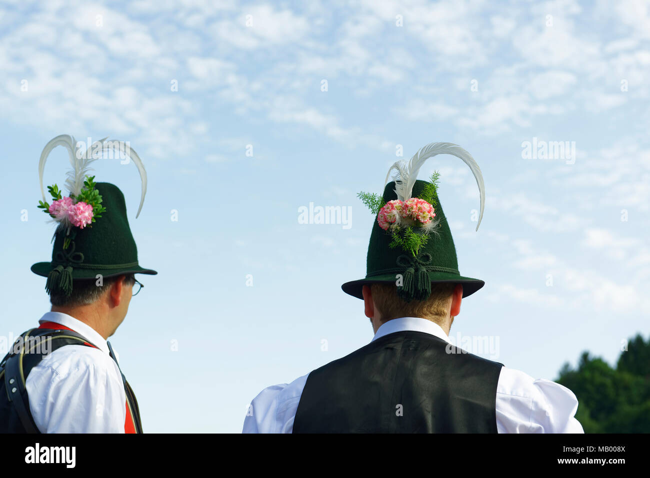 Deux hommes en costumes traditionnels, Schliersee, Haute-Bavière, Bavière, Allemagne Banque D'Images