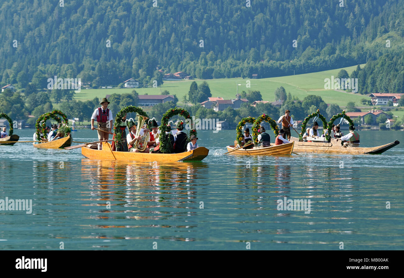 Des hommes en costumes traditionnels à la décoration de fête des carrés, des bateaux en bois, sur le lac de Schliersee, Alt-Schlierseer-Kirchtag Banque D'Images