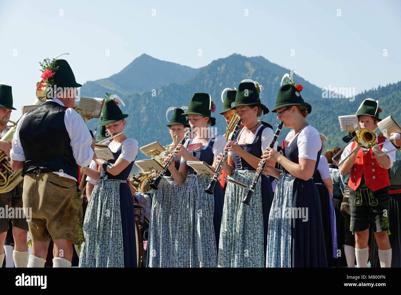 Le brass band portant des costumes traditionnels, Schliersee, Haute-Bavière, Bavière, Allemagne Banque D'Images