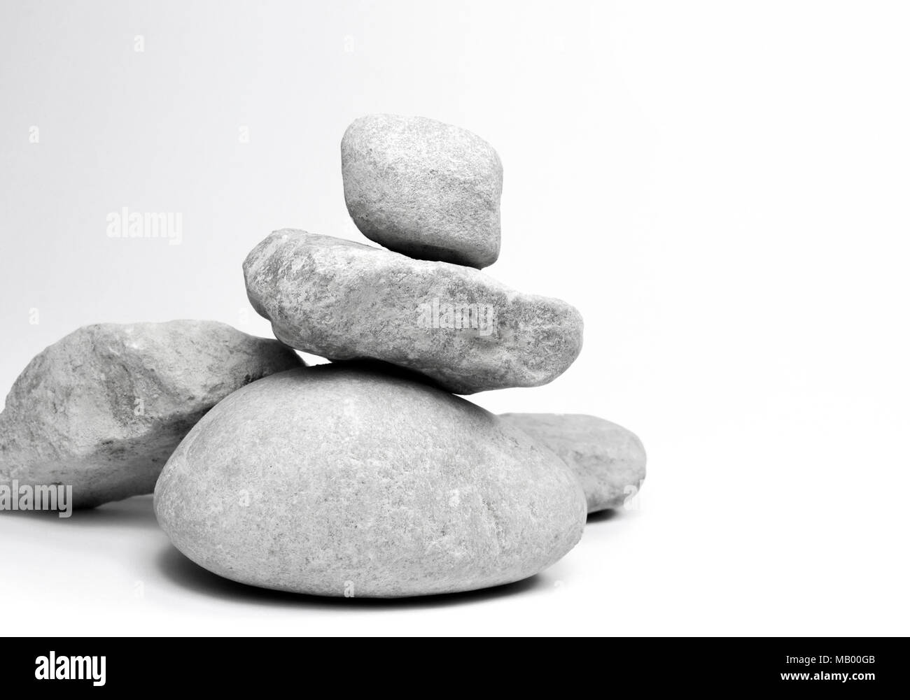 Pile de pierres, cailloux, pierres isolées équilibré. Ou bien-être scène zen. Banque D'Images