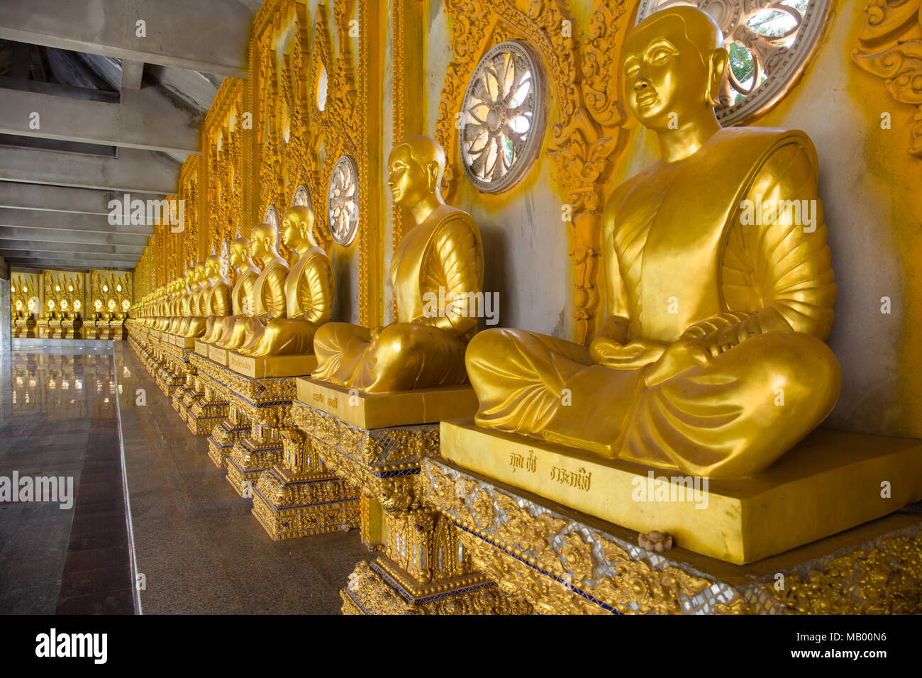 Rangée de statues de Bouddha en or dans le corridor de l'Phra Maha Chedi Chai Mongkhon Pagode, Wat Pha Nam Yoi Temple Banque D'Images
