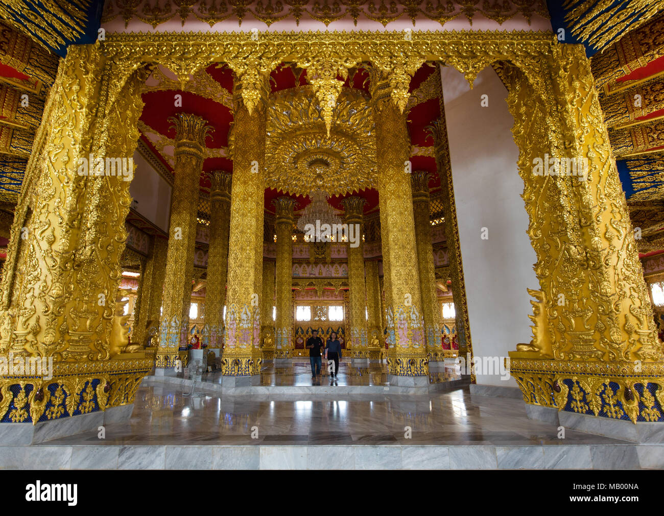 Cadre magnifique du Phra Maha Chedi Chai Mongkhon Pagode, des colonnes dorées, Wat Pha Nam Yoi Temple, Phuttha-Utthayan Park Banque D'Images