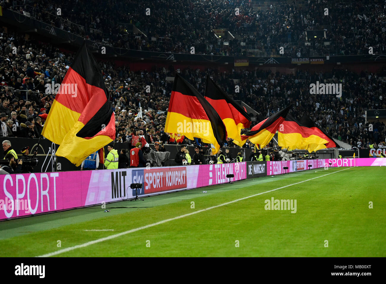 Drapeau atmosphérique chancelle avec drapeau allemand en face du début de match de football, l'Esprit Arena de Düsseldorf, Banque D'Images
