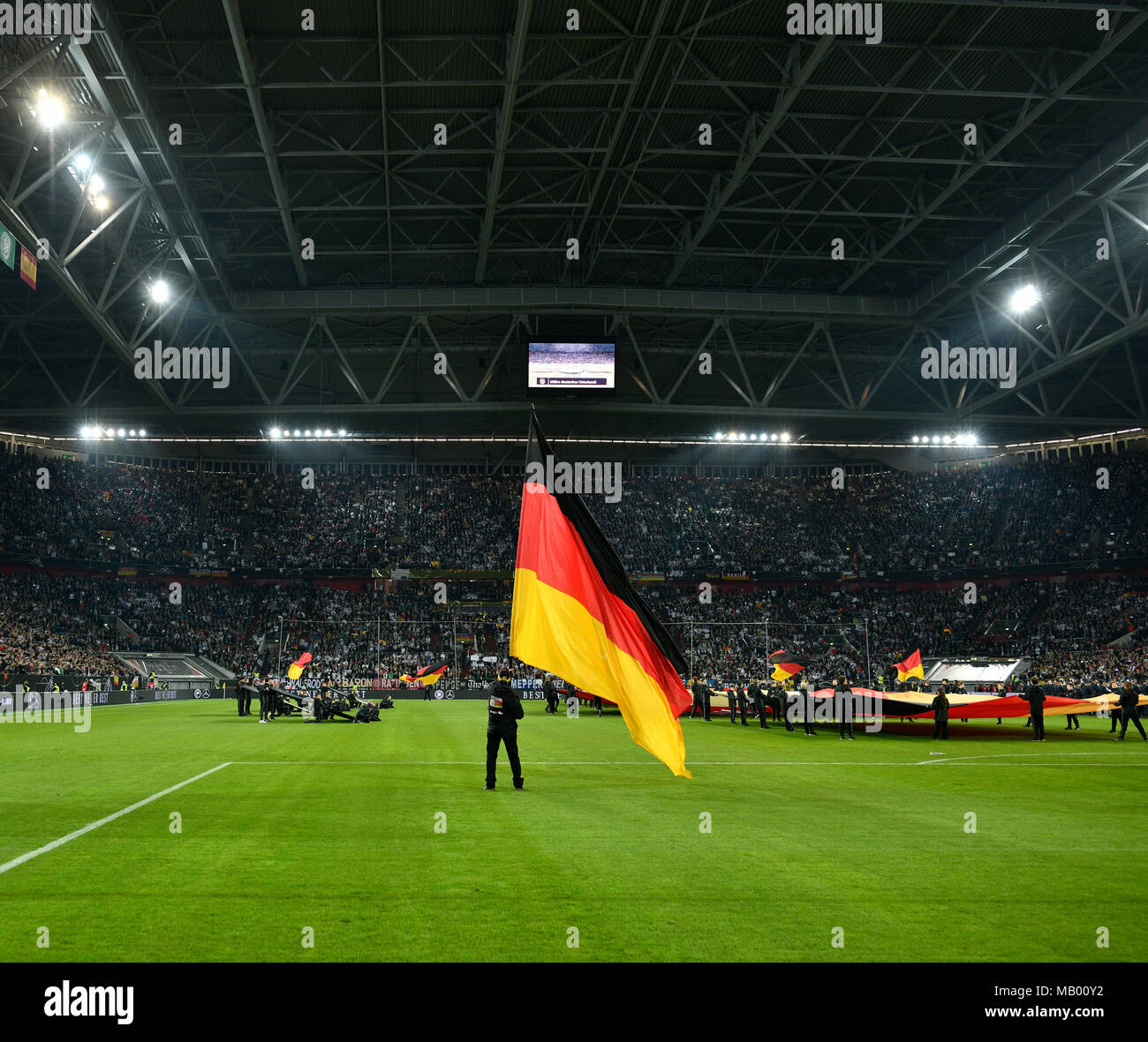 Drapeau atmosphérique chancelle avec drapeau allemand en face du début de match de football, l'Esprit Arena de Düsseldorf, Banque D'Images