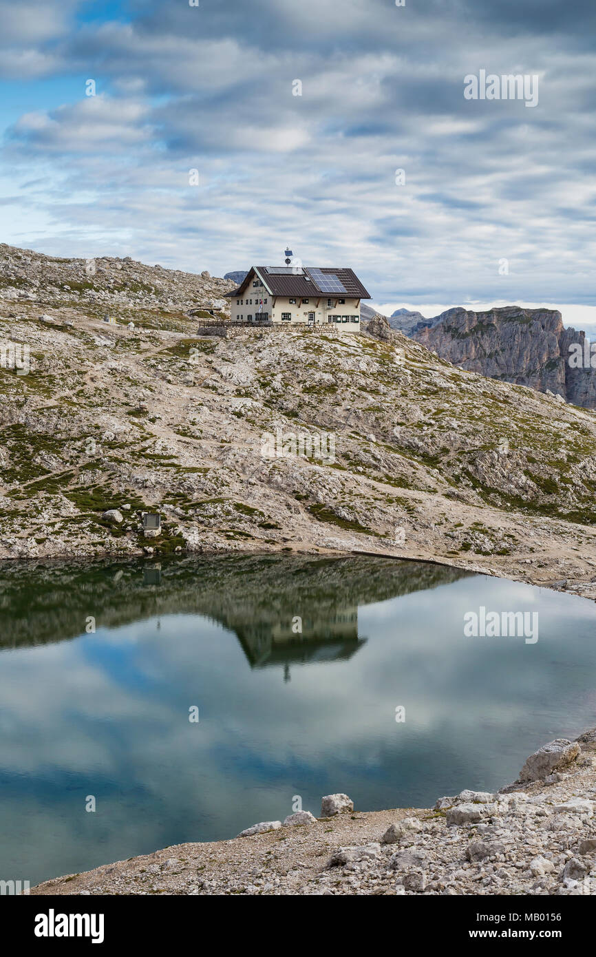 Pisciadù hut, avec de l'eau reflet dans Pisciadù lake, nord groupe du Sella, Dolomites, Tyrol du Sud, Italie Banque D'Images