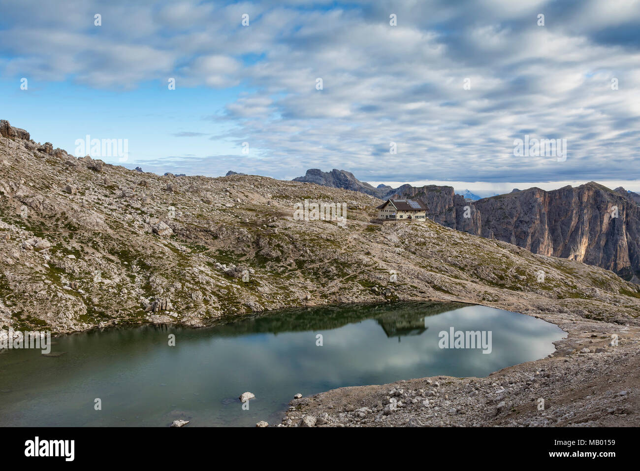 Pisciadù hut, avec de l'eau reflet dans Pisciadù lake, nord groupe du Sella, Dolomites, Tyrol du Sud, Italie Banque D'Images