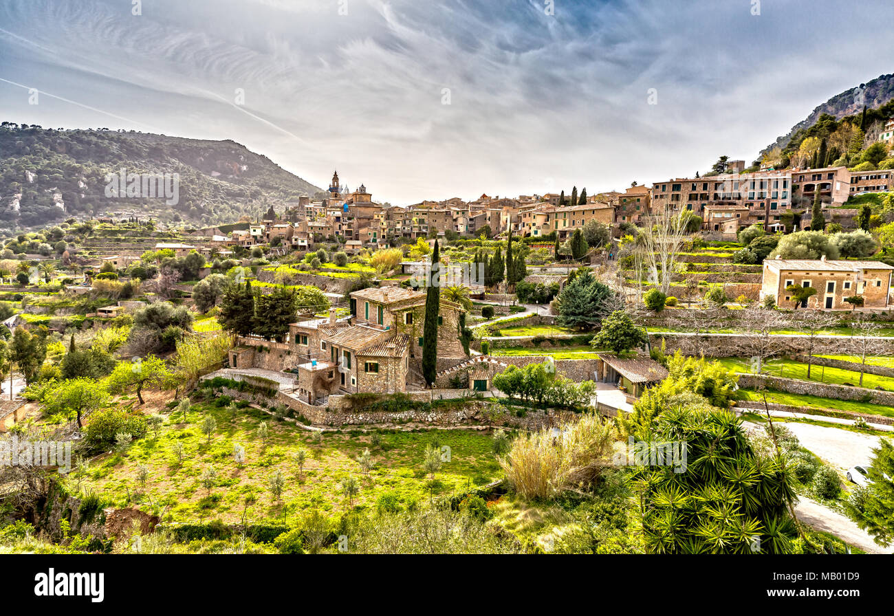 Vue panoramique de Valldemossa dans les montagnes de Tramuntana à Majorque Banque D'Images