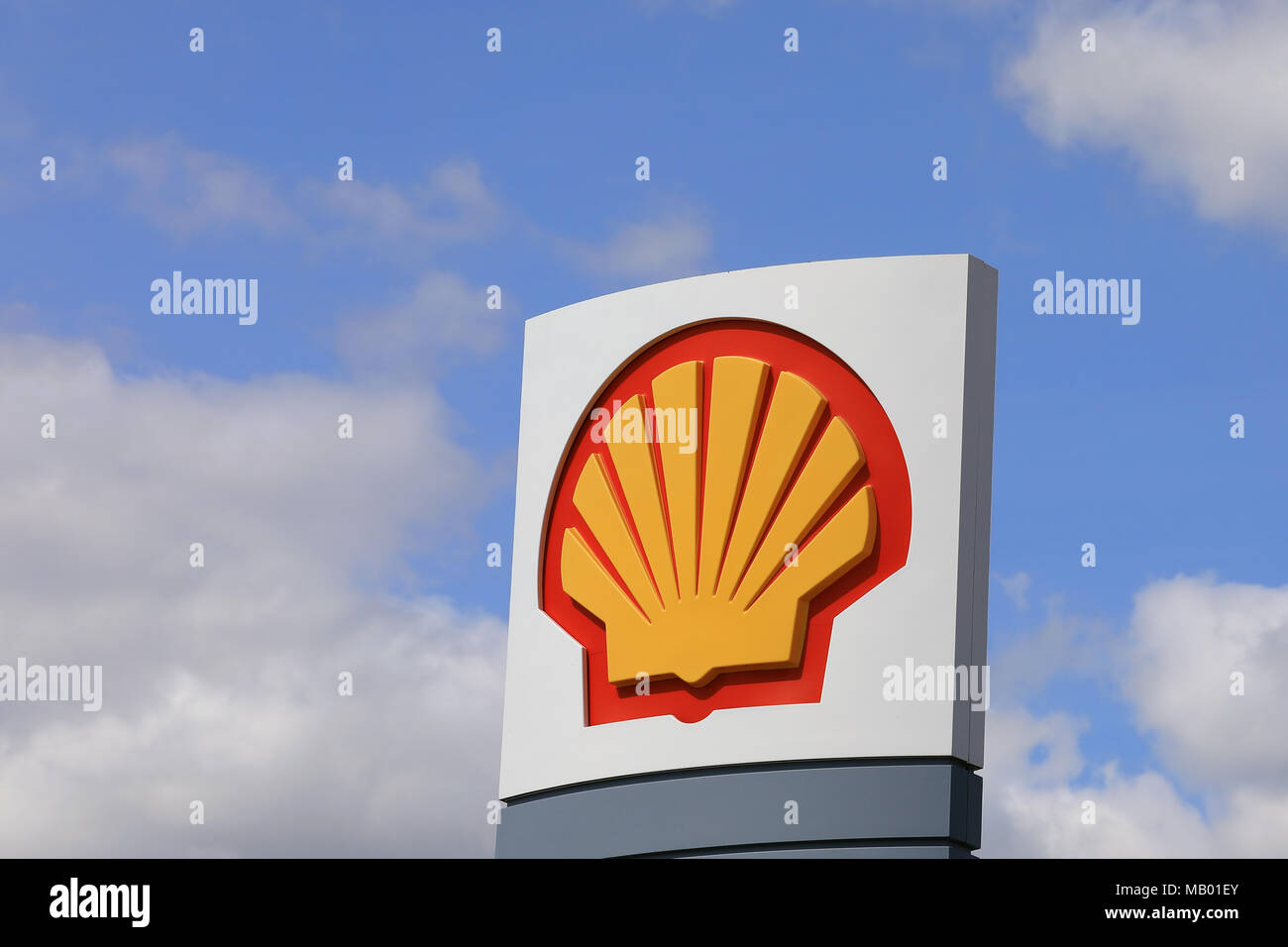 AURA, FINLANDE - le 10 juin 2017 : Le logo Royal Dutch Shell contre le ciel bleu et les nuages blancs à l'extérieur d'une station de gaz dans le sud de la Finlande. Banque D'Images