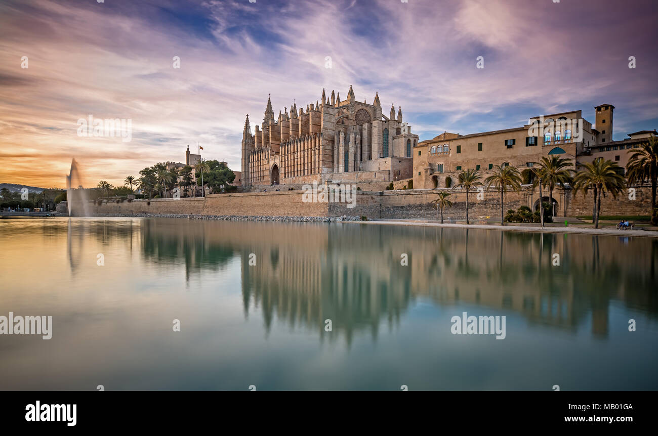 La Cathédrale La Seu au coucher du soleil à Palma de Mallorca Banque D'Images