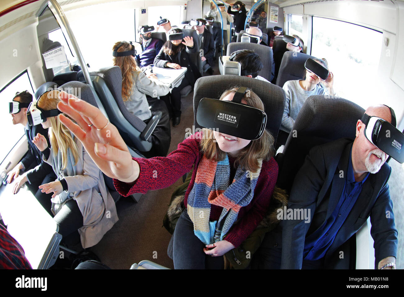 Les navetteurs sur un train pour Londres Chiltern Railways Découvrez l'ouest de l'Australie d'immersion en réalité virtuelle (RV) casques. L'expérience unique a été commandé par Tourism Western Australia en partenariat avec Chiltern Railways pour fêter le lancement du premier vol sans escale entre le Royaume-Uni et l'Australie. Le format interactif 360 degrés donne aux passagers la possibilité de rencontrer la faune de l'Australie occidentale, qui comprend la nage avec les requins-baleines doux et sympathique réunion quokkas. Crédit photo doit se lire : Joe Pepler/Où PinPep : United Kingdom Quand : 05 Mars 2018 Banque D'Images