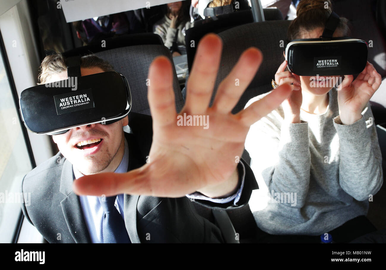 Les navetteurs sur un train pour Londres Chiltern Railways Découvrez l'ouest de l'Australie d'immersion en réalité virtuelle (RV) casques. L'expérience unique a été commandé par Tourism Western Australia en partenariat avec Chiltern Railways pour fêter le lancement du premier vol sans escale entre le Royaume-Uni et l'Australie. Le format interactif 360 degrés donne aux passagers la possibilité de rencontrer la faune de l'Australie occidentale, qui comprend la nage avec les requins-baleines doux et sympathique réunion quokkas. Crédit photo doit se lire : Joe Pepler/Où PinPep : United Kingdom Quand : 05 Mars 2018 Banque D'Images