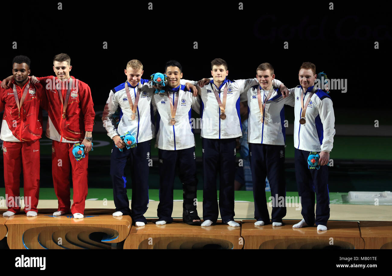 Les gymnastes écossais, dont Daniel Purvis, Kelvin Cham, Hamish carter, Frank Baines et David Weir, ont remporté leurs médailles de bronze après la finale de l'épreuve de l'équipe masculine au centre sportif intérieur de Coomera lors du premier jour des Jeux du Commonwealth de 2018 sur la Gold Coast, en Australie. Banque D'Images