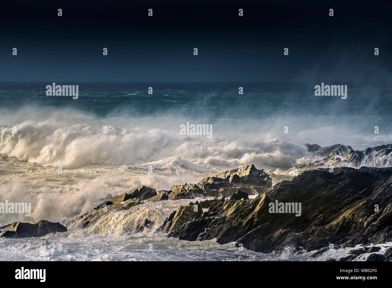 Conditions de tempêtes en mer sauvage comme Ophelia tempête frappe la côte de Newquay en Cornouailles. Banque D'Images