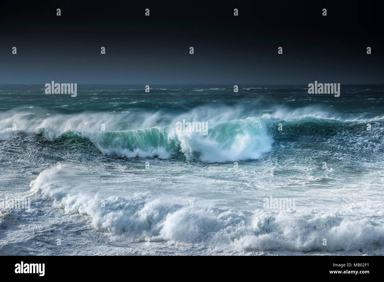 Conditions de tempêtes en mer sauvage comme Ophelia tempête frappe la côte de Newquay en Cornouailles. Banque D'Images