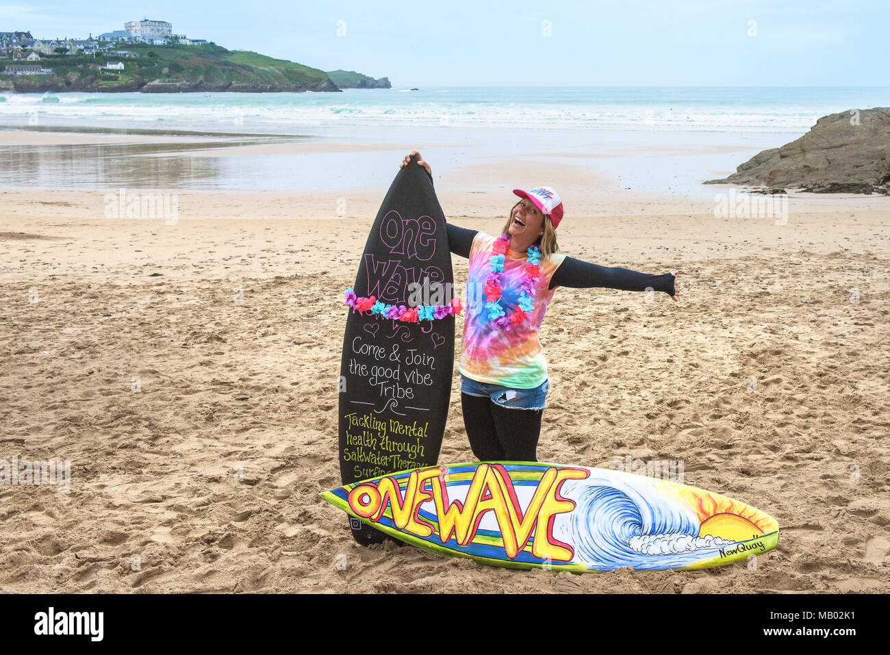 Lauren Turner l'un des organisateurs de Betty's Surf Festival tenu à Newquay en Cornouailles de contribuer à l'autonomisation des femmes par le surf et la remise en forme. Banque D'Images