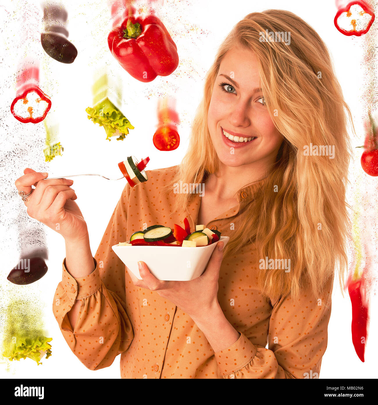 Très belle jeune femme blonde caucasienne mange une délicieuse salade comme un signe de saine alimentation isolated over white Banque D'Images