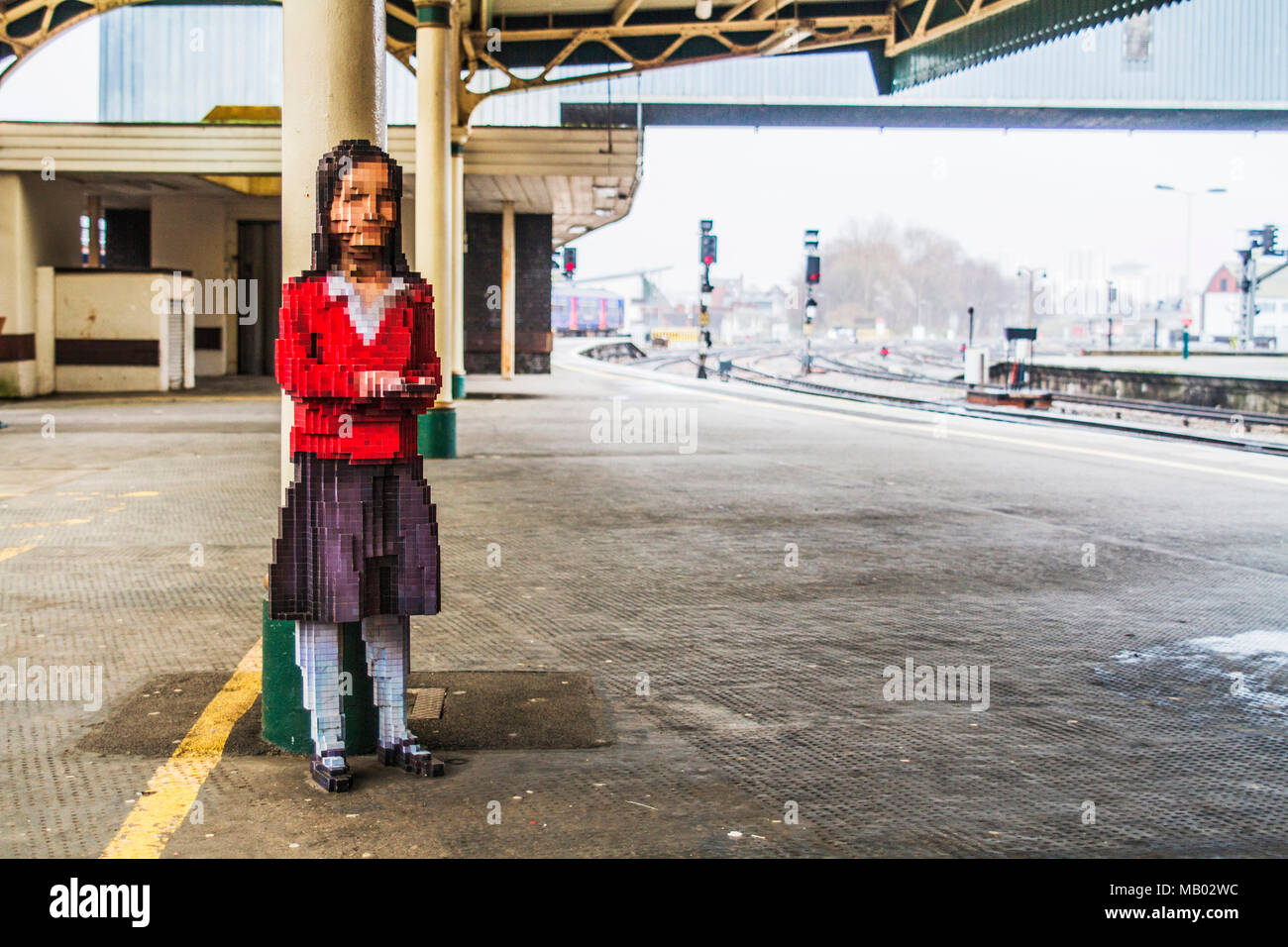 Une jeune fille se tient sur pixélisé plate-forme du train. Banque D'Images