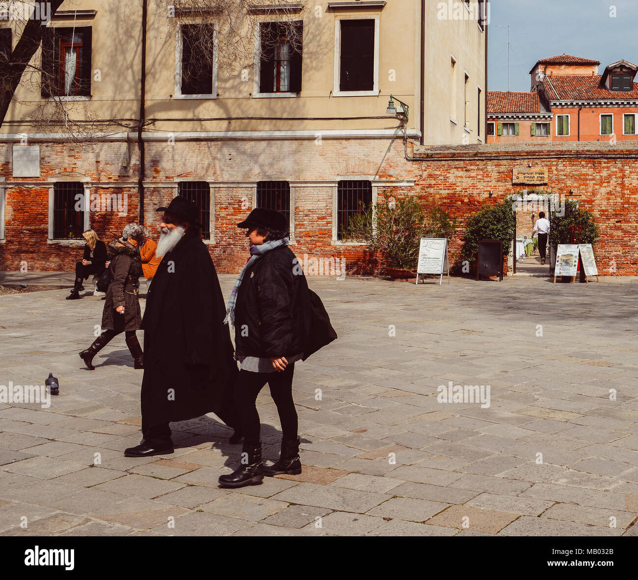 Traditionnellement orthodoxe juif habillé homme marche sur le Campo di Ghetto novo qui est situé dans le ghetto juif de Venise, Italie Banque D'Images