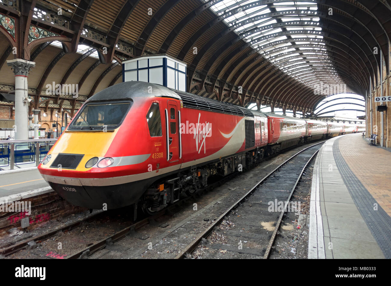 Virgin Trains en attente de trains de voyageurs à grande vitesse à la gare. Banque D'Images