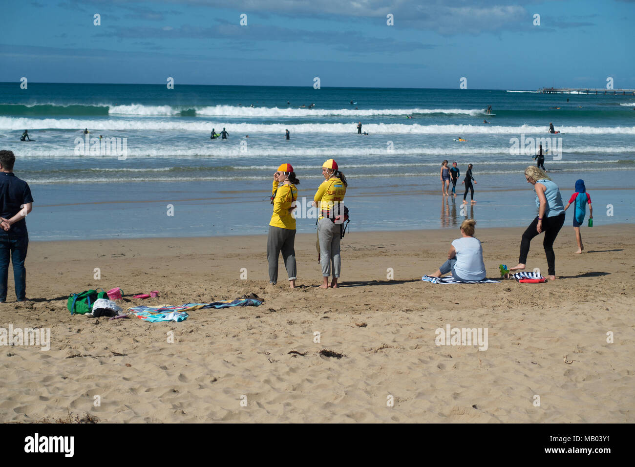 Lorne Beach, Australie avec sauveteurs watch. Banque D'Images