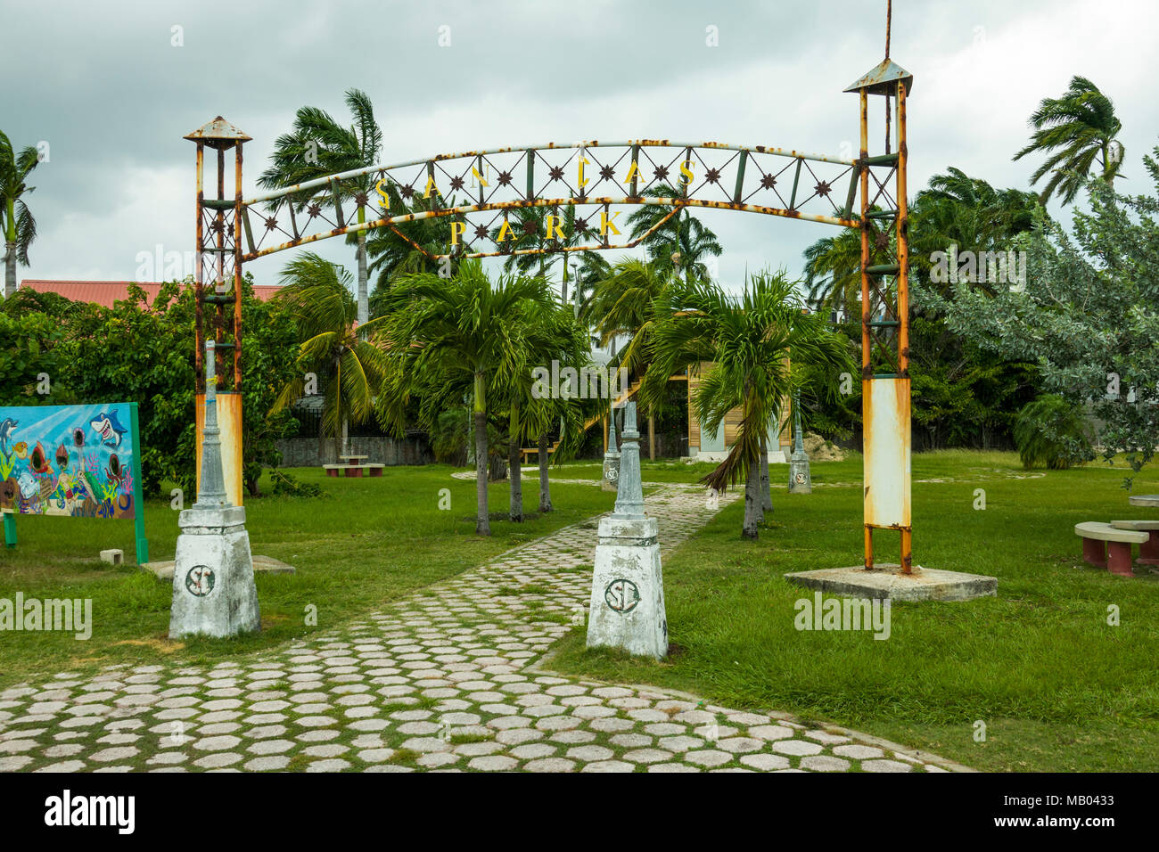 Petit parc local à la destination croisière Belize en Amérique centrale est un arrêt populaire sur le navire de croisière des Caraïbes de l'Ouest tour et offre shopping Banque D'Images
