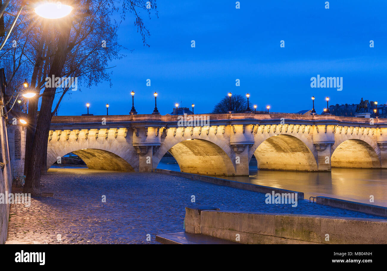 Le Pont Neuf Nouveau pont et rivière Seine la nuit , Paris, France. Banque D'Images
