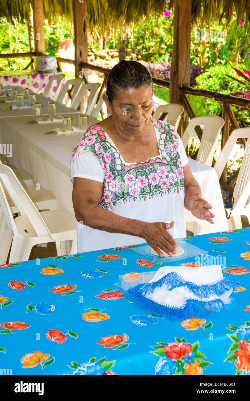Myan cuisine une femme plat de nourriture locale à la destination de croisière Costa Maya au Mexique en Amérique centrale est un arrêt populaire sur la croisière dans les Caraïbes de l'Ouest Banque D'Images
