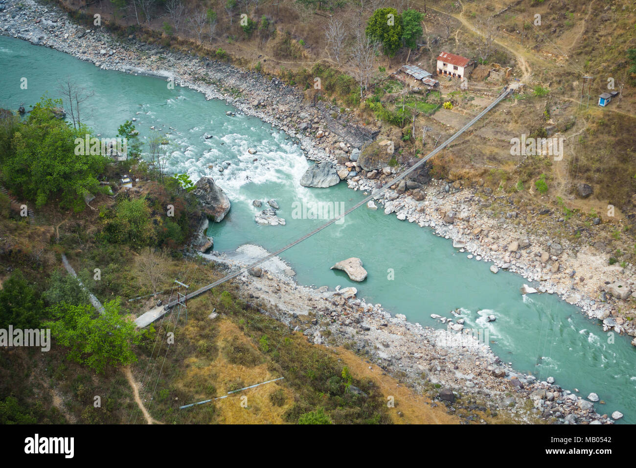 Vue aérienne de petit pont suspendu au-dessus de la rivière Kali Gandaki entre Kushma et Balewa au Népal Banque D'Images