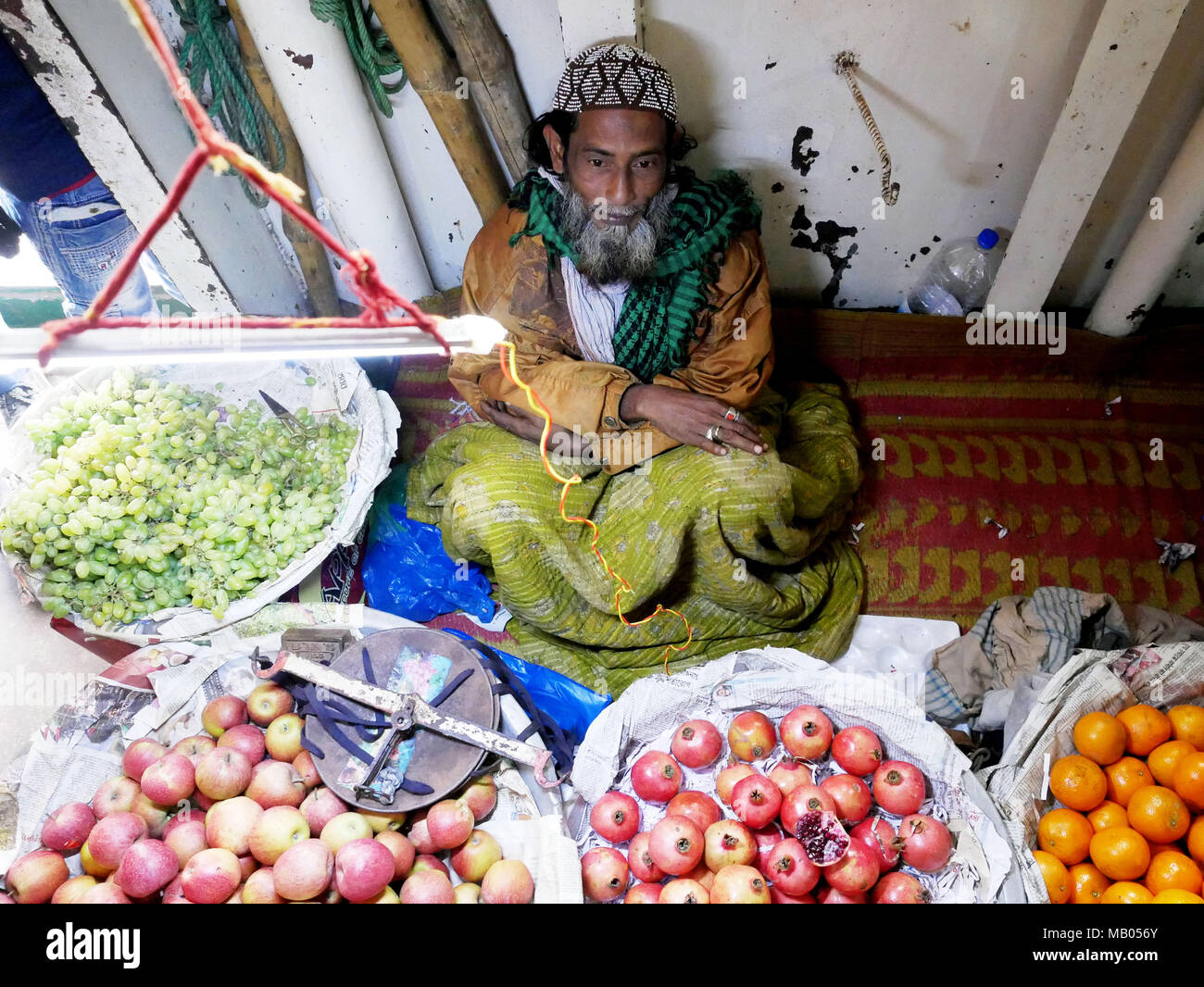 Vendeur vend des fruits sur un ferry 'MV Bangali, de Dhaka à Morengalj. Le Bangladesh est un pays sur l'eau. Avec une immense partie de son territoire dans le delta du Gange (qui est appelé Padma ici) et le Brahmapoutre, les gens ont à vivre sur l'eau et compter sur le transport de l'eau. D'énormes ferries "made in Bangladesh' laisser des ports fluviaux de transporter des dizaines de milliers de passagers chaque jour pour leurs destinations. La plupart d'entre eux seulement avec les pauvres - ou aucun - l'équipement radar. Bien que beaucoup de mauvaises nouvelles sur les accidents, le fait est, que le transport fluvial reste le moyen le plus sûr et efficace. Banque D'Images