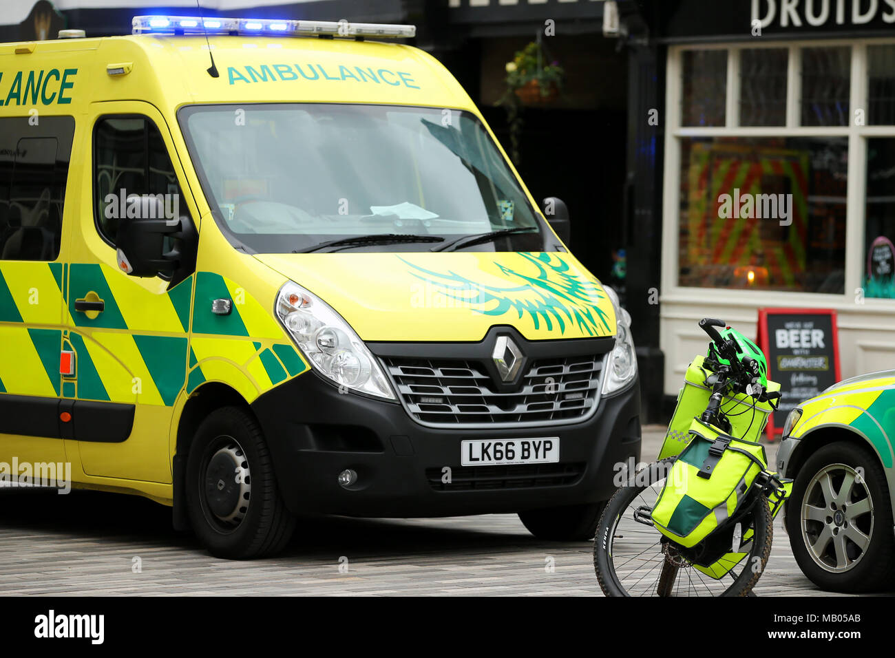 Trois véhicules stationnés ensemble, une ambulance van, une location et une voiture médicale assister à une urgence à Kingston. Banque D'Images