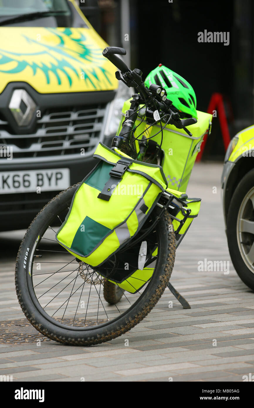 Trois véhicules stationnés ensemble, une ambulance van, une location et une voiture médicale assister à une urgence à Kingston. Banque D'Images