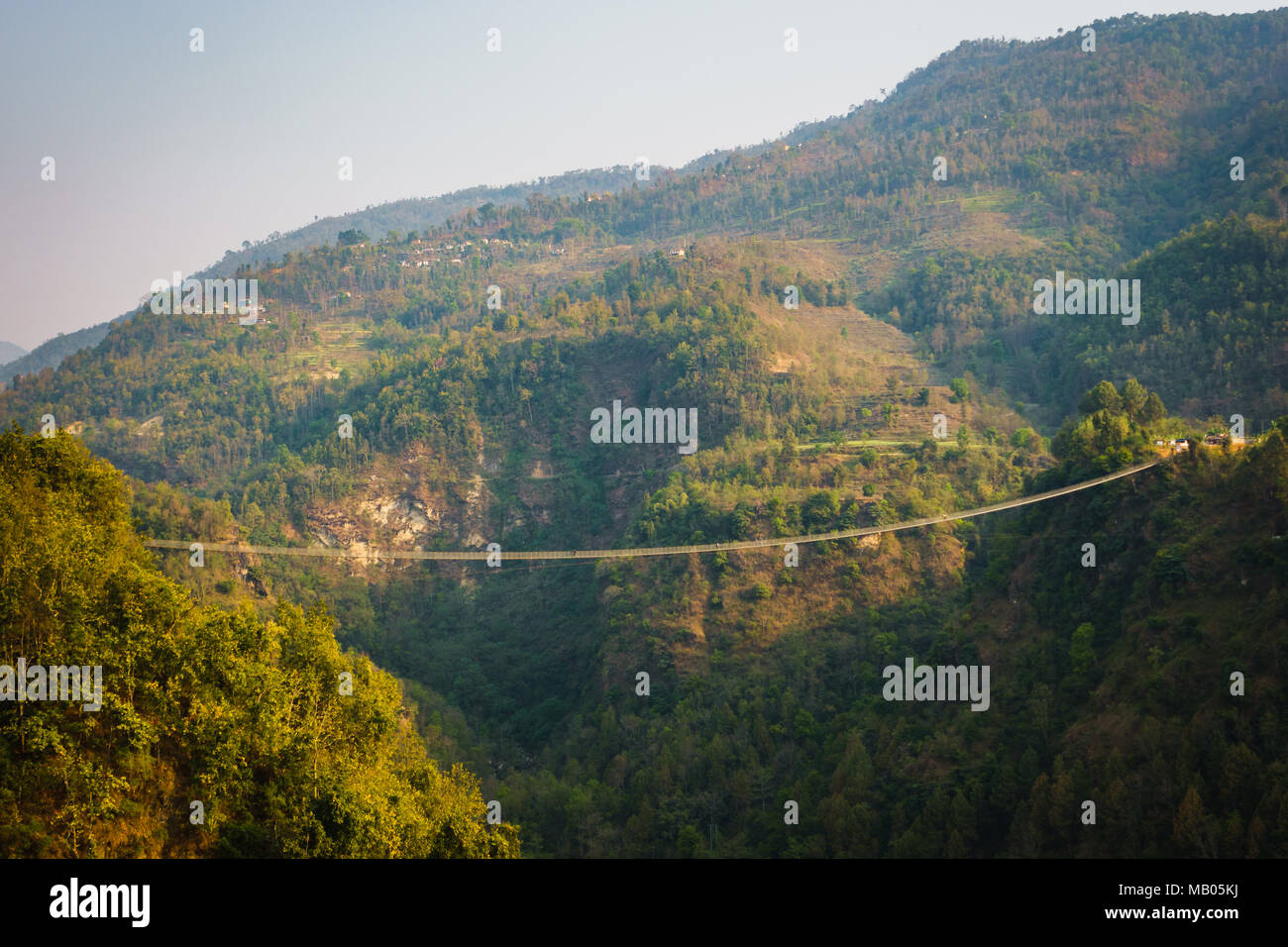 Pont suspendu au-dessus de la rivière Modi dans Kushma, Népal Banque D'Images