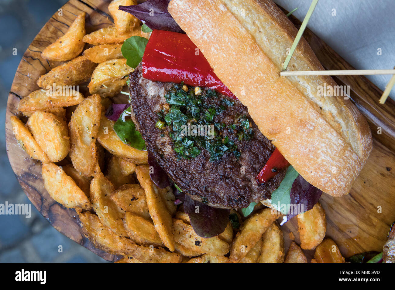 Burger chic et jetons. Banque D'Images