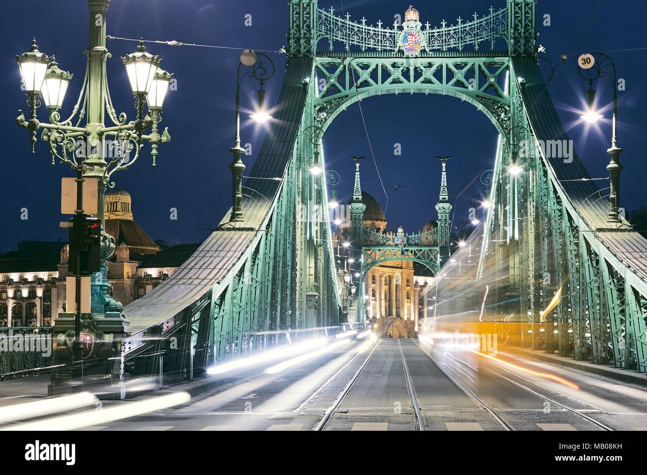 Nuit à Budapest. Tramway sur l'ancien pont de fer - Szabadsag hid (pont de la Liberté). Banque D'Images