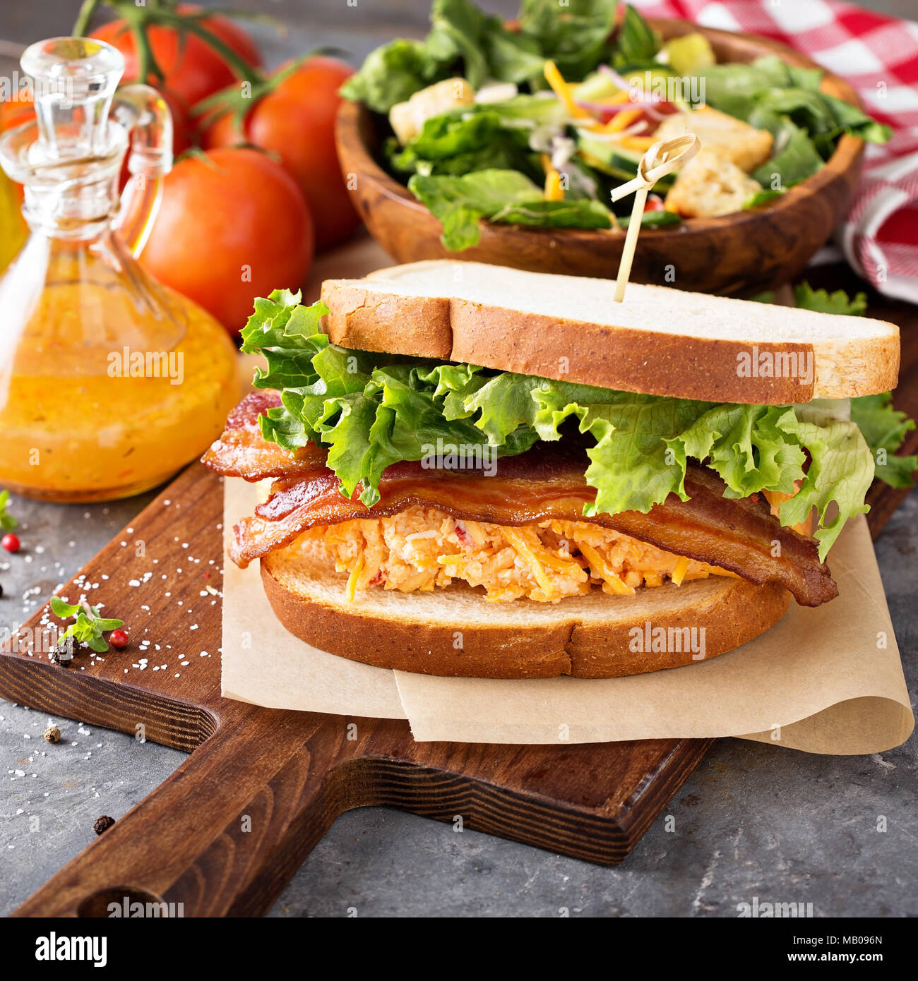 Pimento cheese sandwich au bacon et laitue Banque D'Images Pimento cheese sandwich au bacon et laitue Banque D'Images