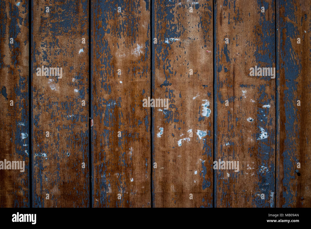 Les garnitures en bois avec résidus de peinture bleu et blanc background Banque D'Images Les garnitures en bois avec résidus de peinture bleu et blanc background Banque D'Images